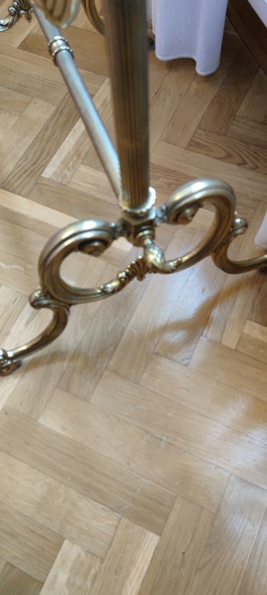 Espejo de bronce de pie.