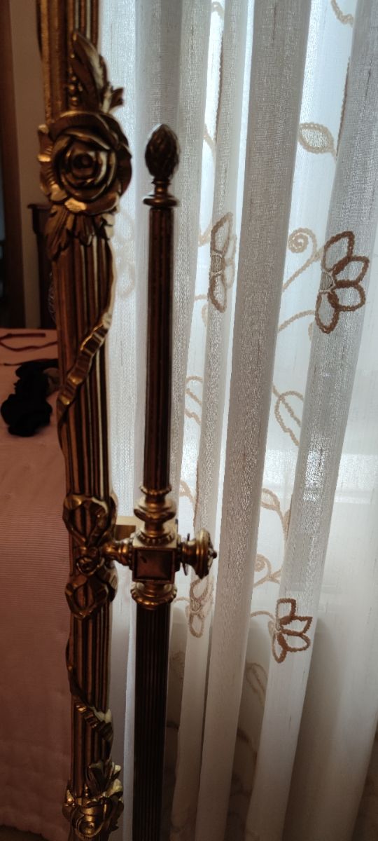 Espejo de bronce de pie.