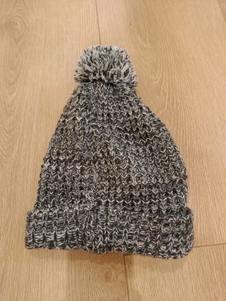 Gorro gris con pompón