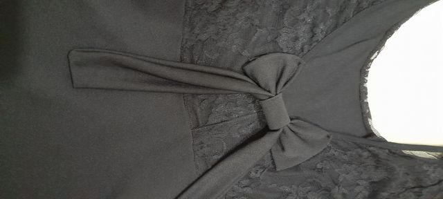 Abito corto elegante con pizzo e fioccho dietro