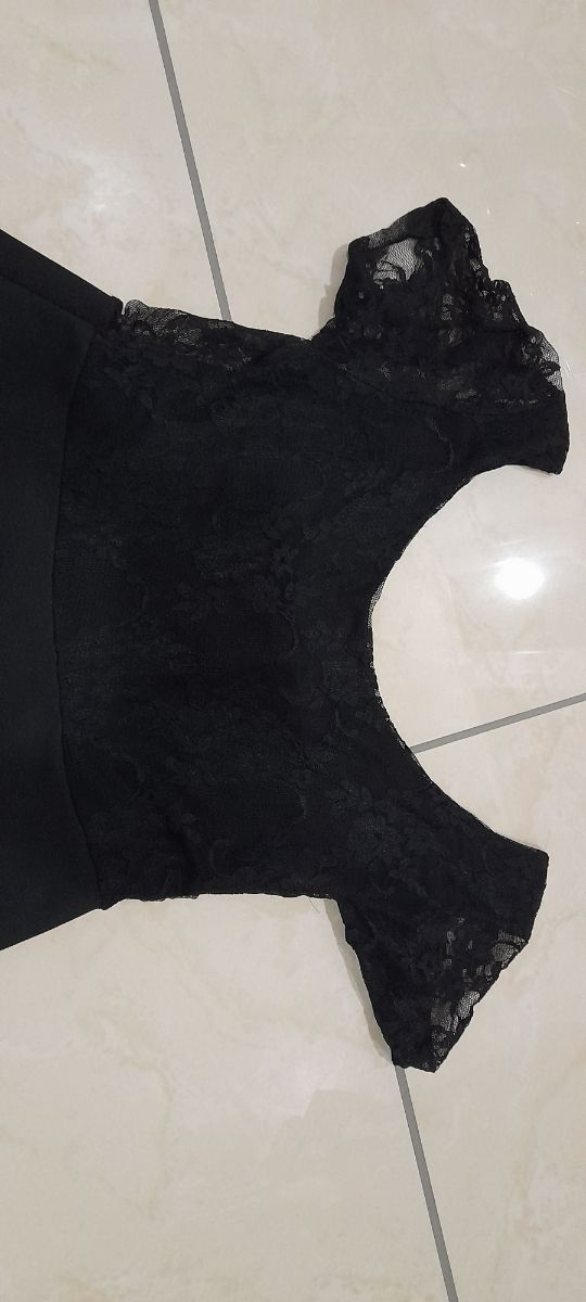 Abito corto elegante con pizzo e fioccho dietro