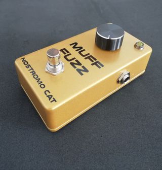 Muff Fuzz color dorado