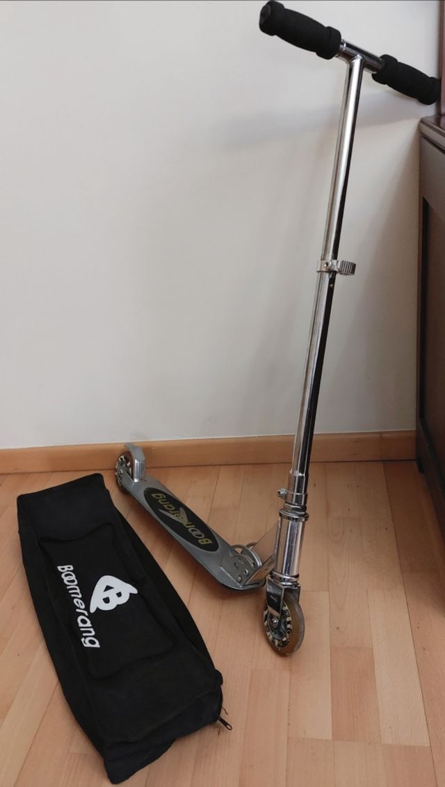 PATINETE METÁLICO. FUNDA Y 2 CASCOS.