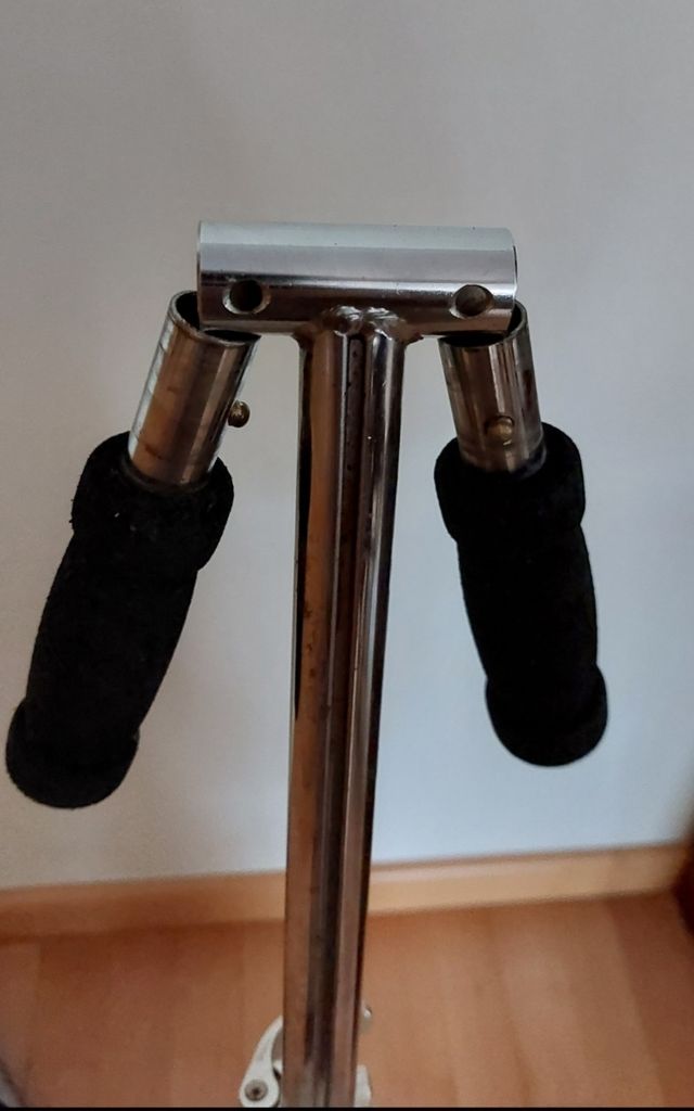 PATINETE METÁLICO. FUNDA Y 2 CASCOS.