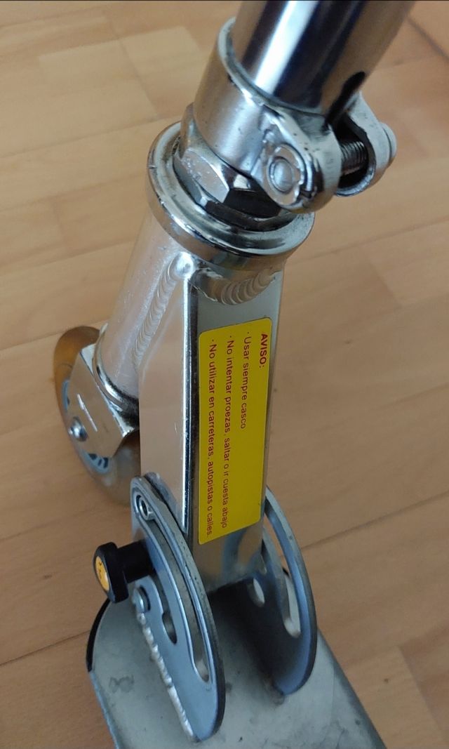 PATINETE METÁLICO. FUNDA Y 2 CASCOS.