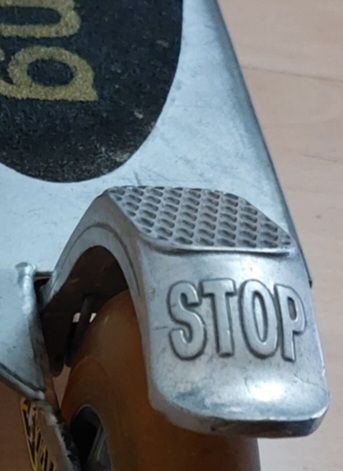 PATINETE METÁLICO. FUNDA Y 2 CASCOS.