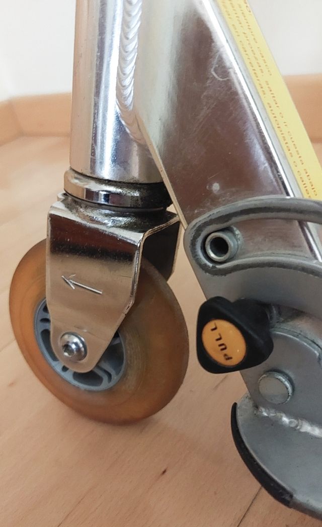 PATINETE METÁLICO. FUNDA Y 2 CASCOS.