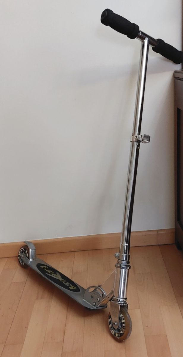 PATINETE METÁLICO. FUNDA Y 2 CASCOS.