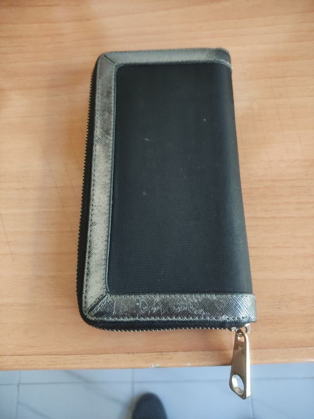 Cartera grande de color negro