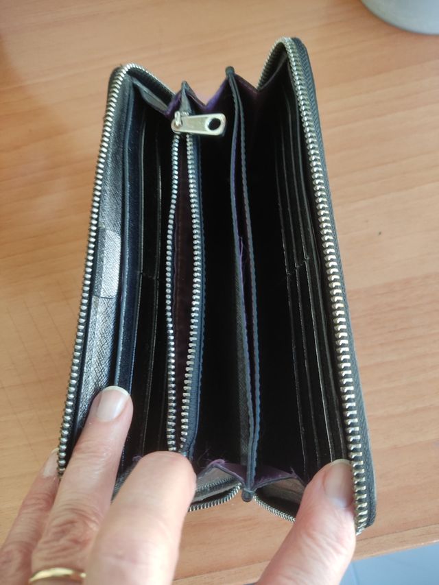 Cartera grande de color negro