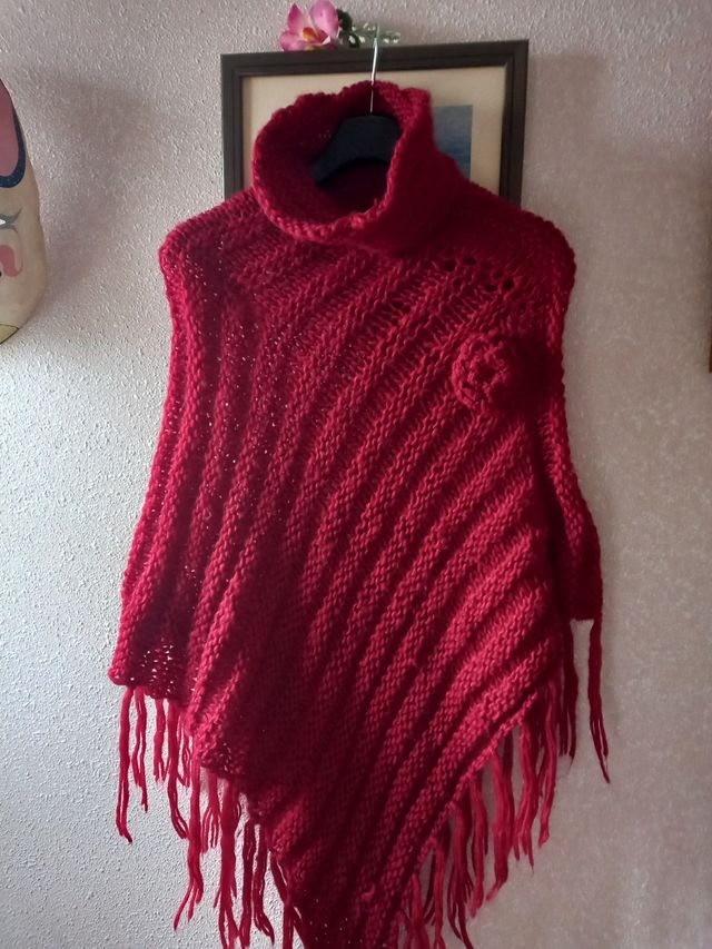 Bonito poncho-artesanal color rojo❤️🌹