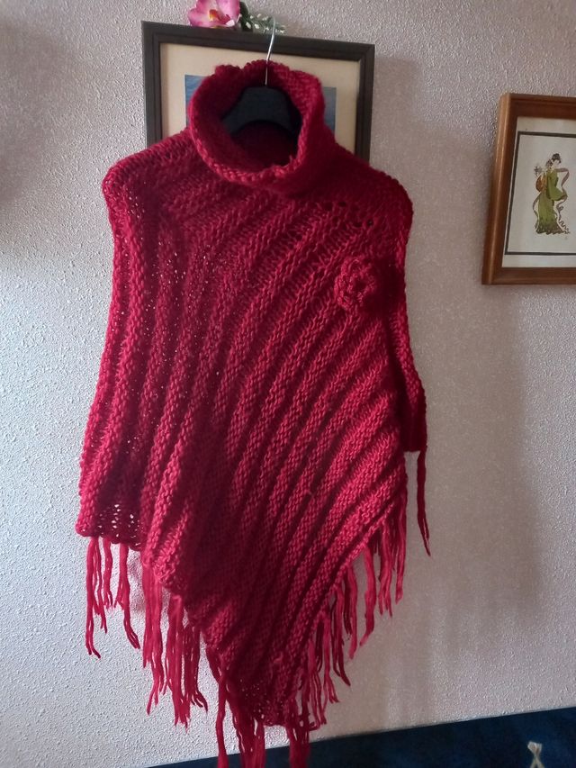Bonito poncho-artesanal color rojo❤️🌹