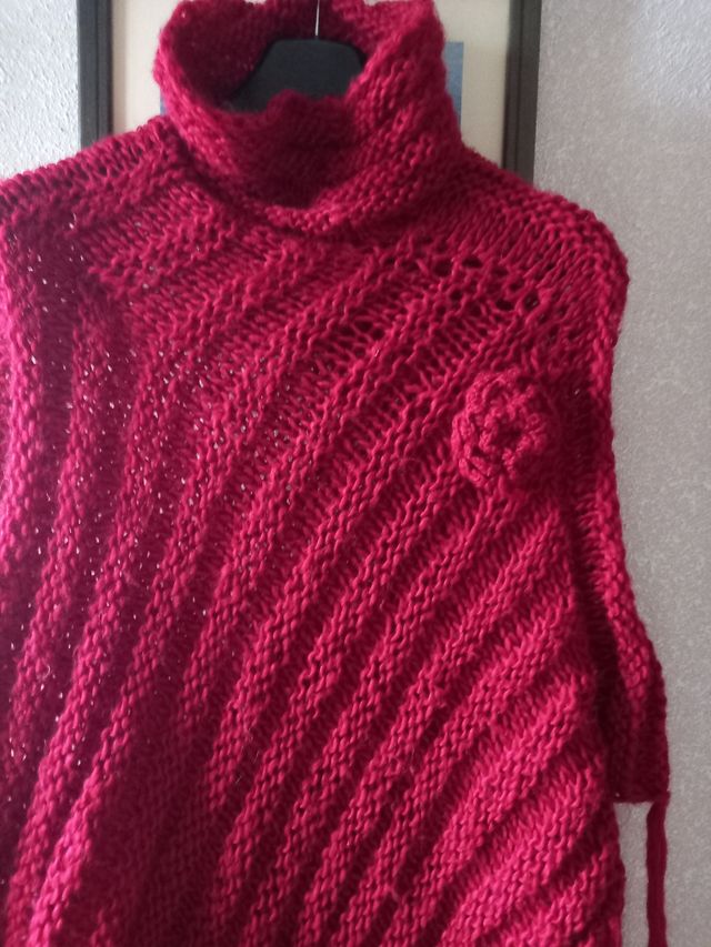 Bonito poncho-artesanal color rojo❤️🌹