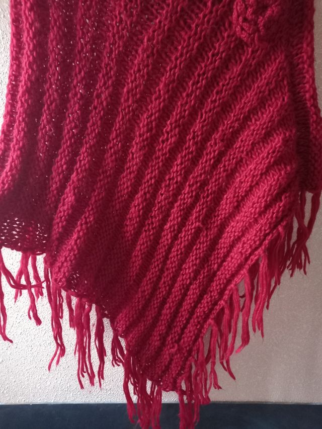 Bonito poncho-artesanal color rojo❤️🌹