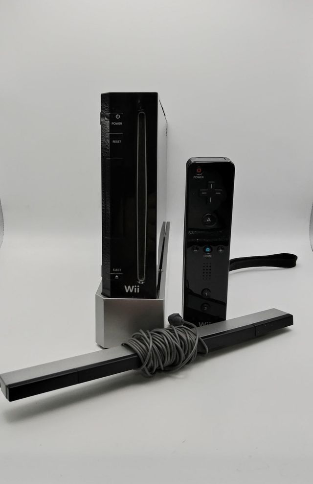 CONSOLA NINTENDO WII CON CABLES Y MANDO de segunda mano por 34,95 EUR