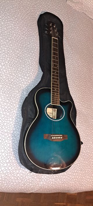 GUITARRA ELECTROACÚSTICA CON FUNDA