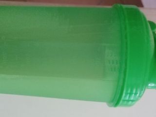 Shaker di plastica verde