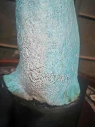 Escultura firmada. Cerámica