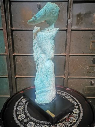 Escultura firmada. Cerámica