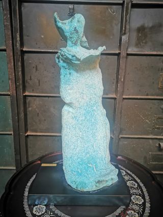 Escultura firmada. Cerámica