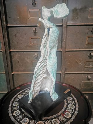 Escultura firmada. Cerámica