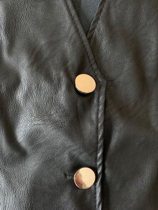 Chaleco de piel sintética negra