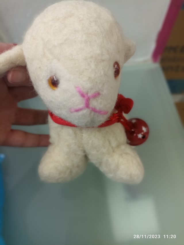 Ovelha de pelúcia com cascavelha