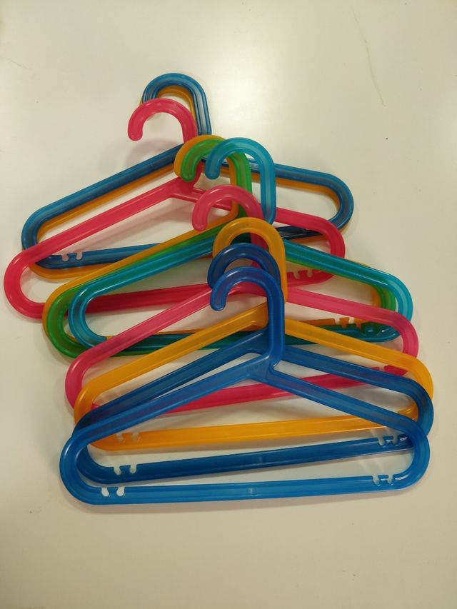 Perchas infantiles de colores