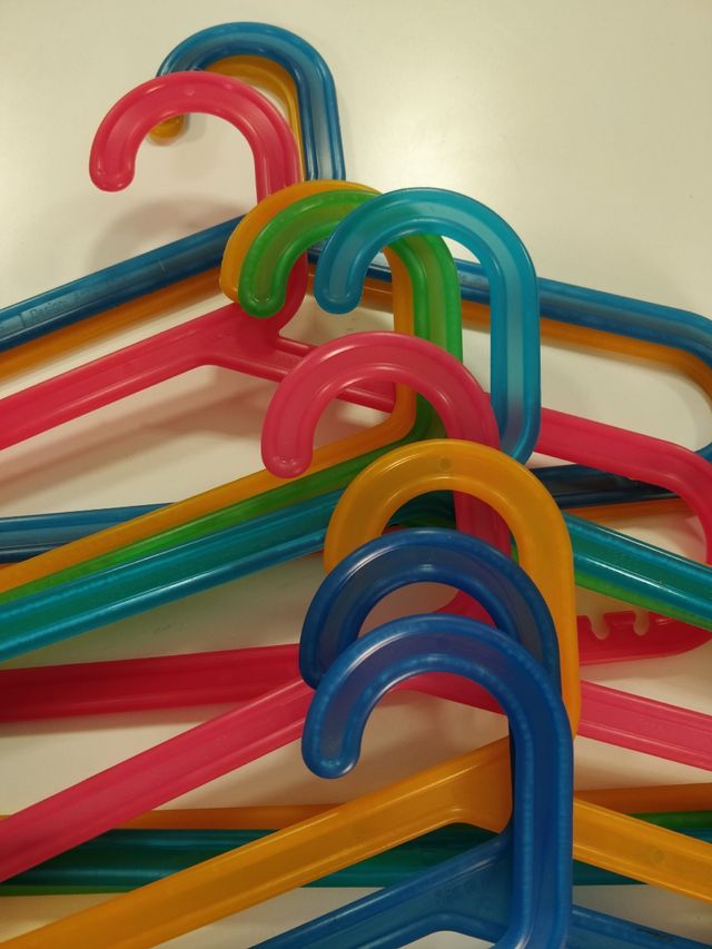 Perchas infantiles de colores