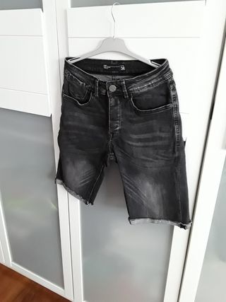 Pantalón vaquero corto. T36