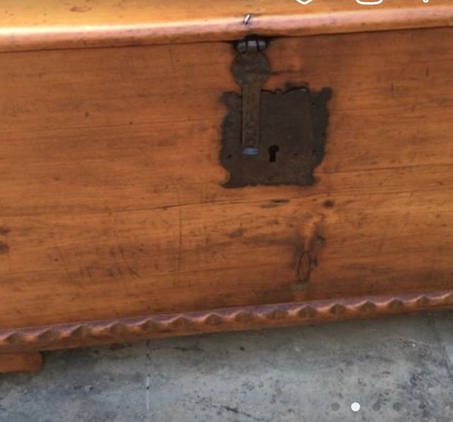 Arcon de madera antigua restaurada