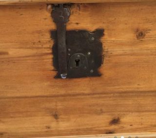 Arcon de madera antigua restaurada