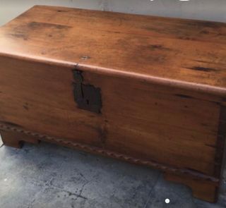 Arcon de madera antigua restaurada