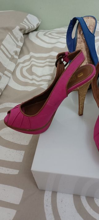 Cuatro pares de zapatos