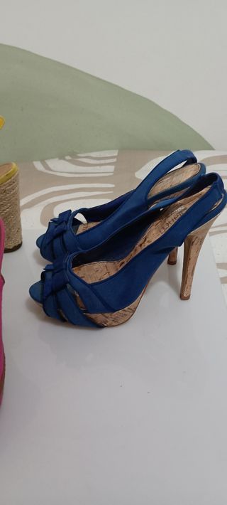 Cuatro pares de zapatos