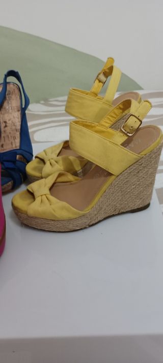Cuatro pares de zapatos