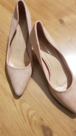 zapato de mujer, tipo salón, tacón bajo color rosa