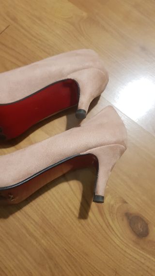 zapato de mujer, tipo salón, tacón bajo color rosa