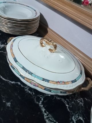 Vajilla antigua incompleta