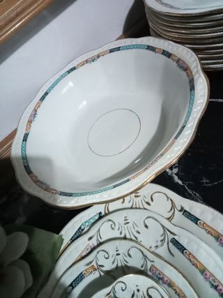Vajilla antigua incompleta