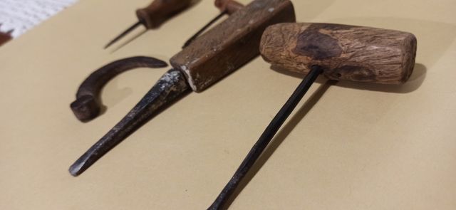 Strumenti antichi cavatappi e altro