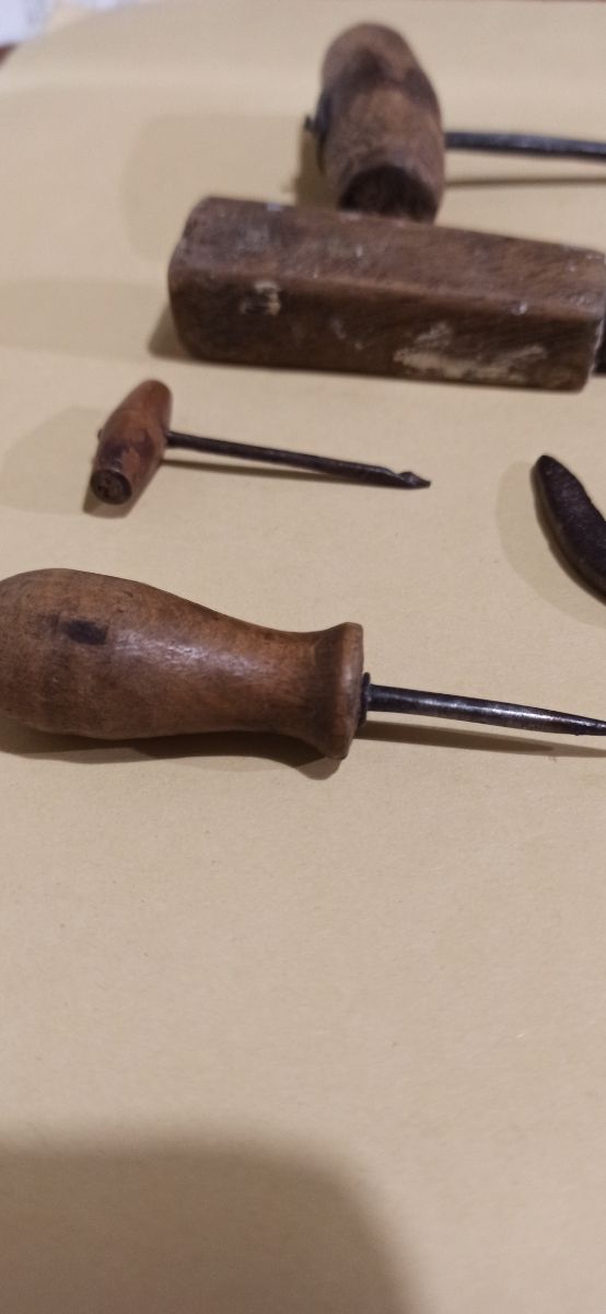 Strumenti antichi cavatappi e altro