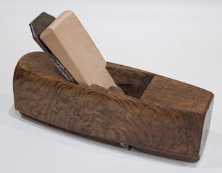 RARO CEPILLO DE CARPINTERO PARA REBAJOS EN CURVA.