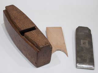 RARO CEPILLO DE CARPINTERO PARA REBAJOS EN CURVA.