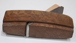 RARO CEPILLO DE CARPINTERO PARA REBAJOS EN CURVA.