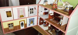 Casa de muñecas antigua  OFERTA 130