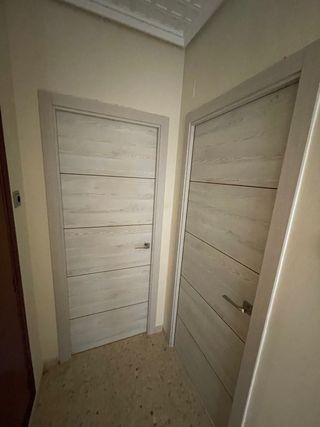 INSTALAMOS PUERTAS Y SUELO