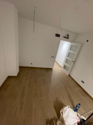 INSTALAMOS PUERTAS Y SUELO