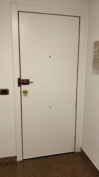 INSTALAMOS PUERTAS Y SUELO