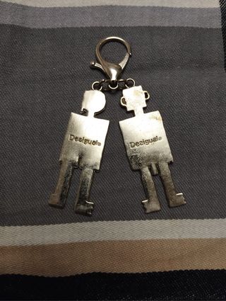 llavero charm Desigual